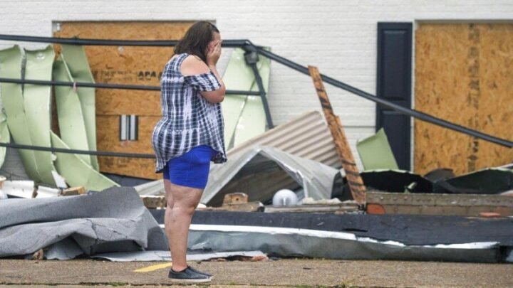 Hurricane Laura victims may go weeks without power; US deaths reach 14
